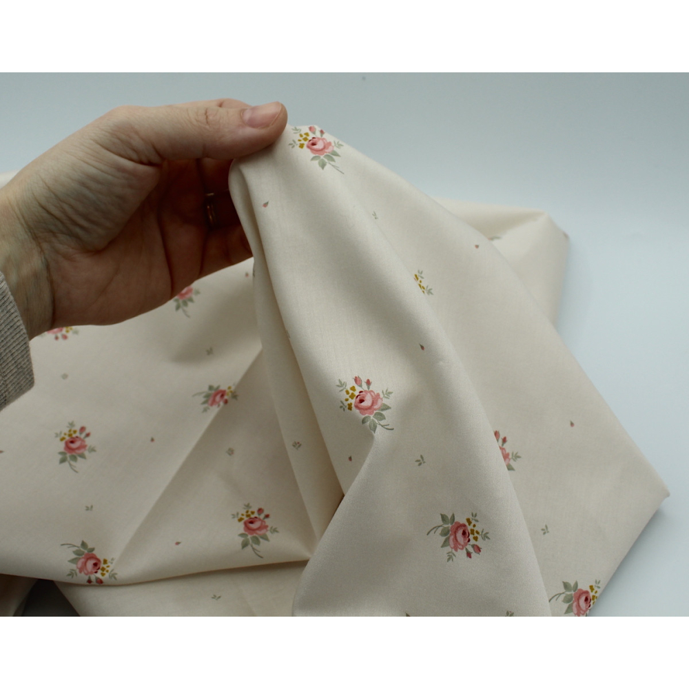 Coton satiné motif Lily exclusif Batikou fond crème