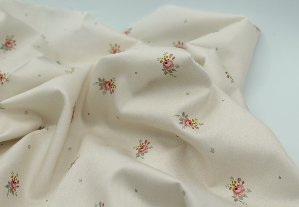 Coton satiné motif Lily exclusif Batikou fond crème