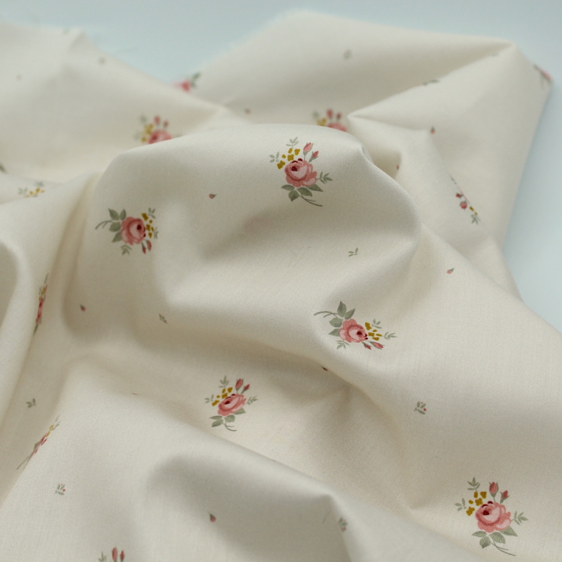 Coton satiné motif Lily exclusif Batikou fond crème