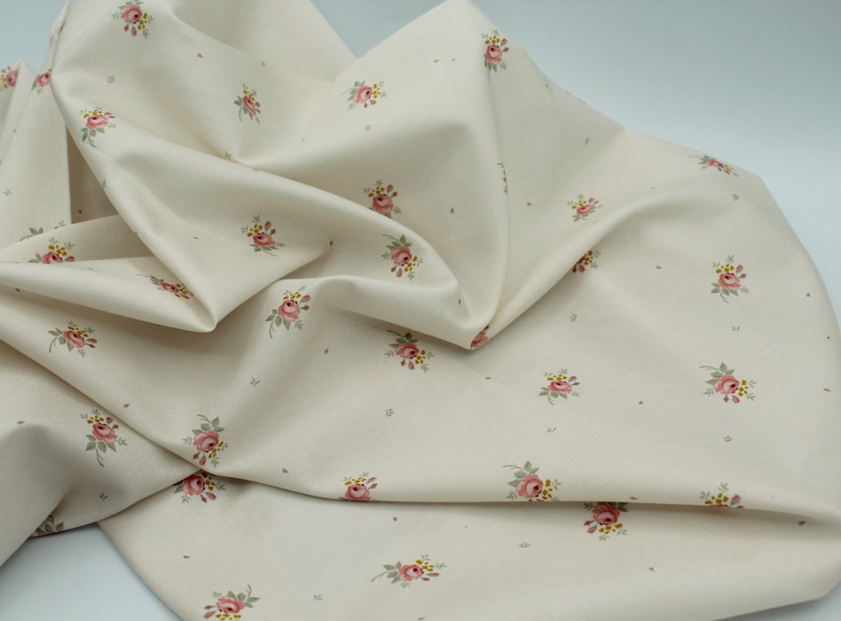 Coton satiné motif Lily exclusif Batikou fond crème