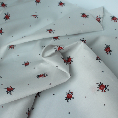 Coton satiné motif Lily exclusif Batikou fond blanc grisé Coton satiné motif Lily exclusif Batikou fond blanc grisé