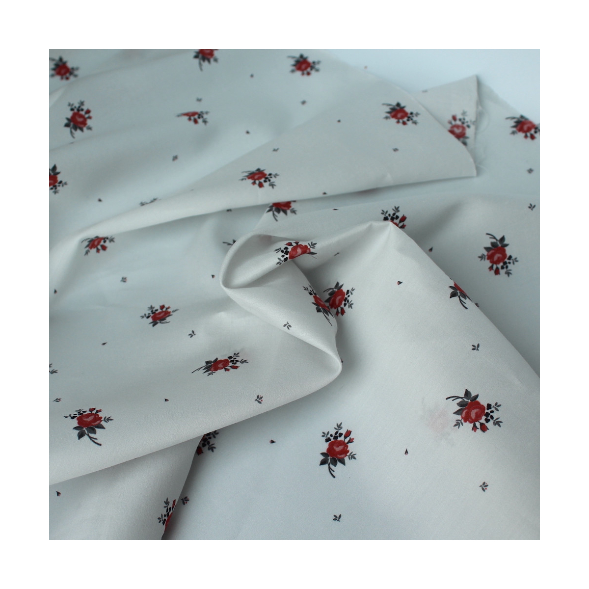 Coton satiné motif Lily exclusif Batikou fond blanc grisé Coton satiné motif Lily exclusif Batikou fond blanc grisé