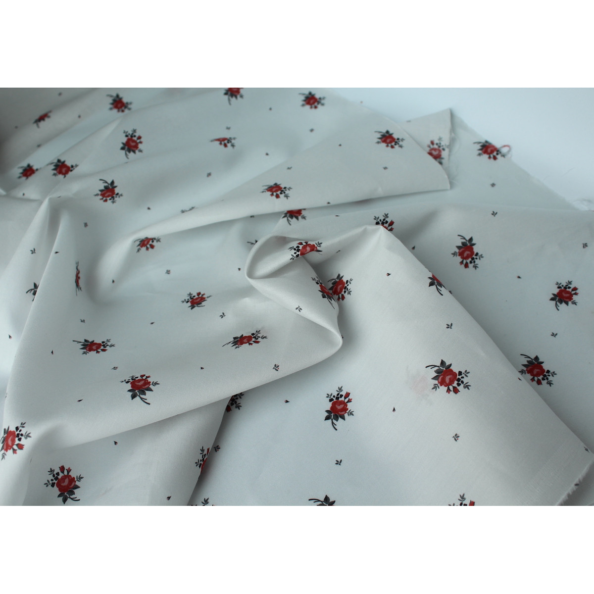 Coton satiné motif Lily exclusif Batikou fond blanc grisé Coton satiné motif Lily exclusif Batikou fond blanc grisé