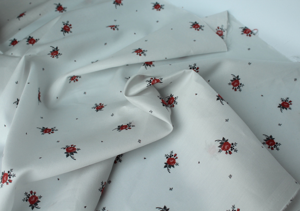 Coton satiné motif Lily exclusif Batikou fond blanc grisé