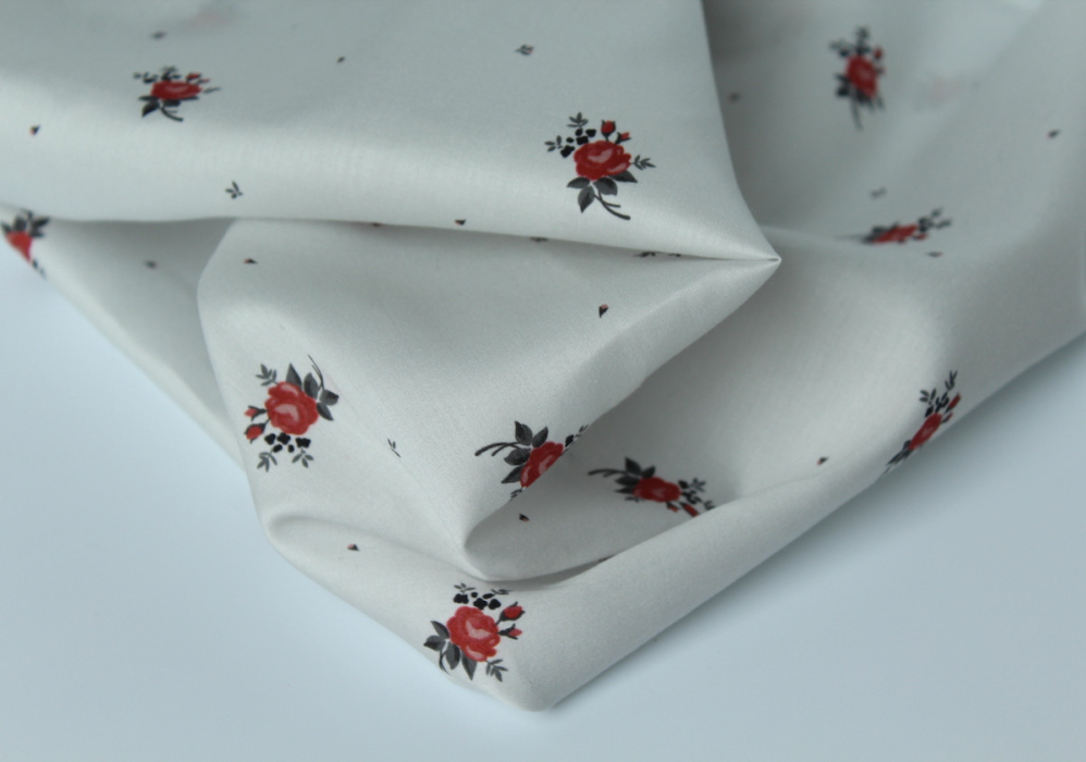 Coton satiné motif Lily exclusif Batikou fond blanc grisé