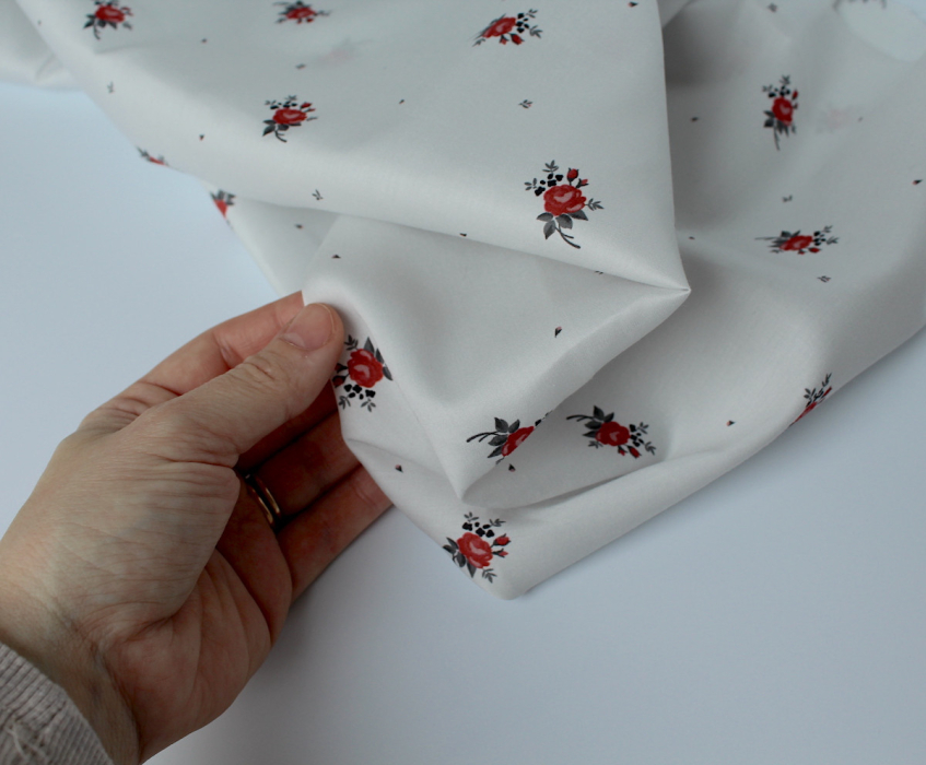 Coton satiné motif Lily exclusif Batikou fond blanc grisé