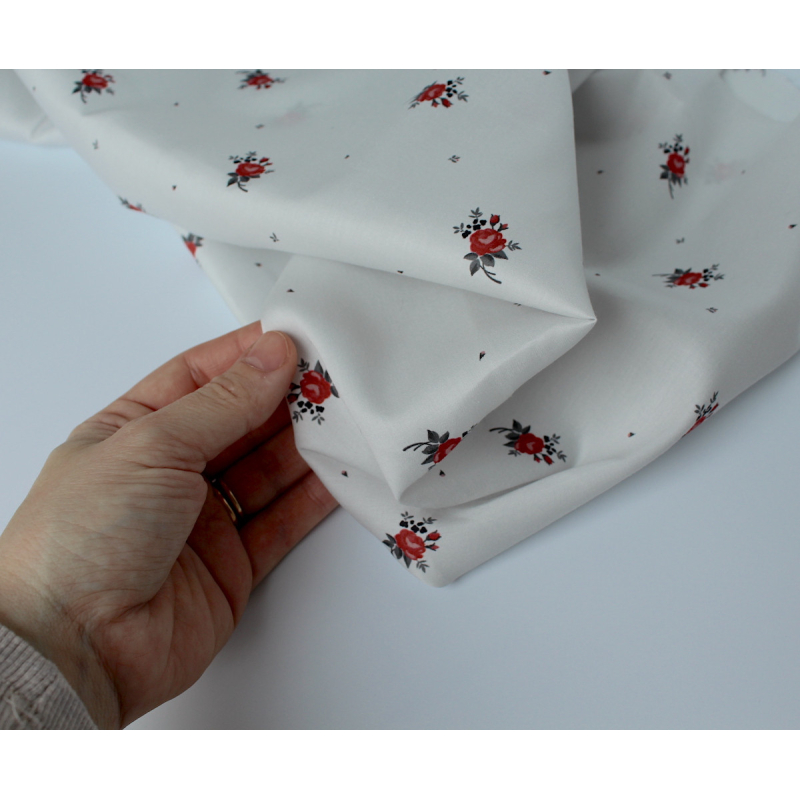 Coton satiné motif Lily exclusif Batikou fond blanc grisé