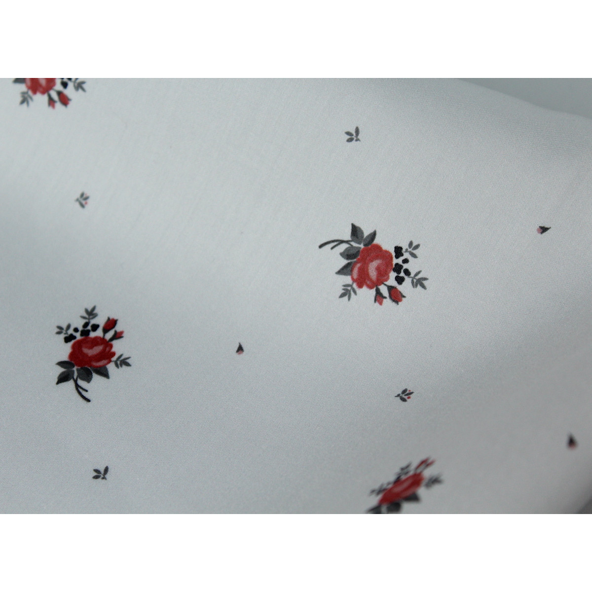Coton satiné motif Lily exclusif Batikou fond blanc grisé Coton satiné motif Lily exclusif Batikou fond blanc grisé