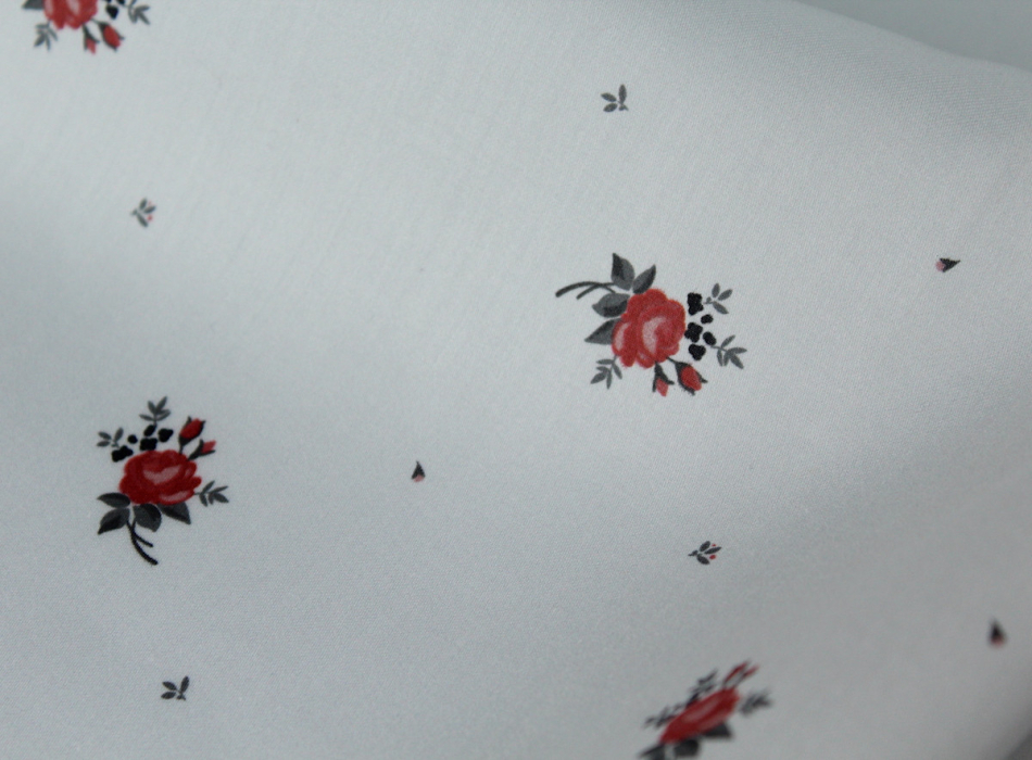 Coton satiné motif Lily exclusif Batikou fond blanc grisé