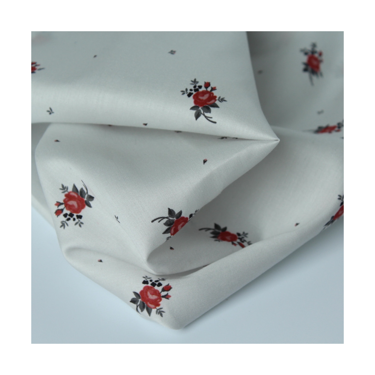 Coton satiné motif Lily exclusif Batikou fond blanc grisé Coton satiné motif Lily exclusif Batikou fond blanc grisé