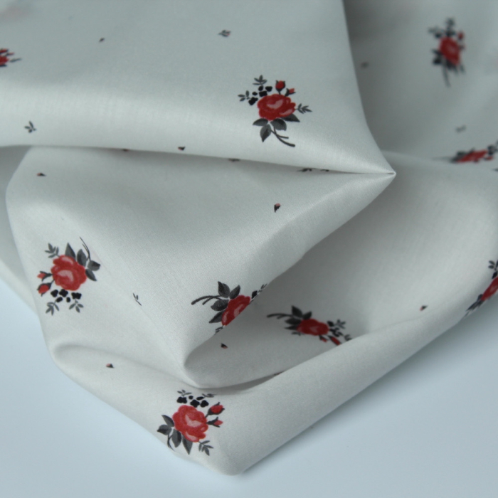 Coton satiné motif Lily exclusif Batikou fond blanc grisé