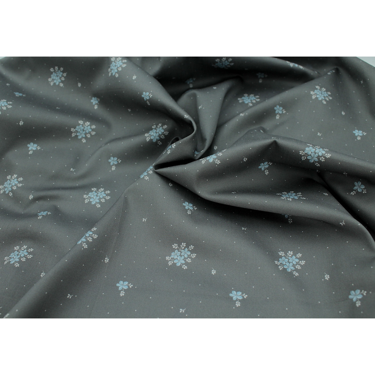 Coton satiné motif Beth exclusif Batikou fond pois gris étain x1m Coton satiné motif Beth exclusif Batikou fond pois gris étain x1m