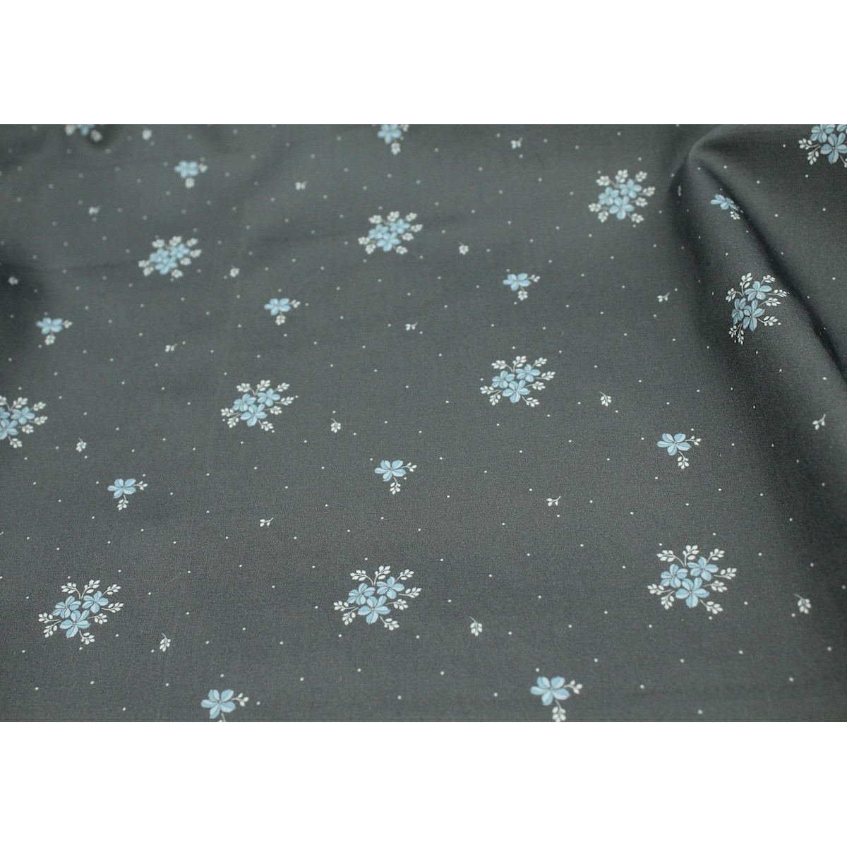 Coton satiné motif Beth exclusif Batikou fond pois gris étain x1m Coton satiné motif Beth exclusif Batikou fond pois gris étain x1m