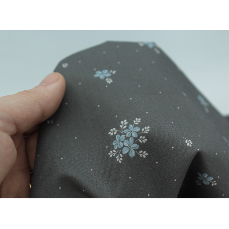 Coton satiné motif Beth exclusif Batikou fond pois gris étain x1m