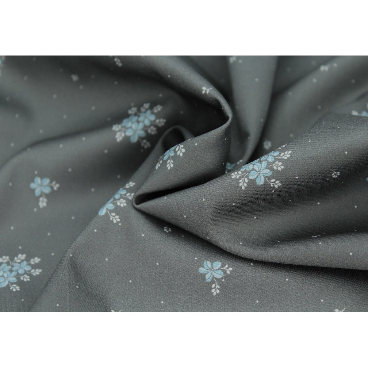 Coton satiné motif Beth exclusif Batikou fond pois gris étain x1m Coton satiné motif Beth exclusif Batikou fond pois gris étain x1m