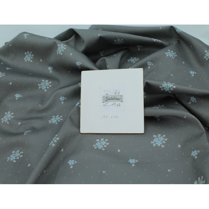 Coton satiné motif Beth exclusif Batikou fond pois gris étain x1m