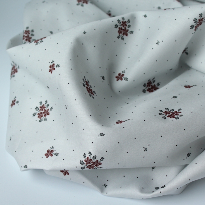 Coton satiné motif Beth exclusif Batikou fond pois gris x1m