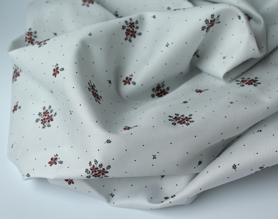Coton satiné motif Beth exclusif Batikou fond pois gris x1m
