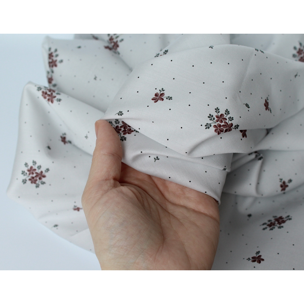 Coton satiné motif Beth exclusif Batikou fond pois gris x1m Coton satiné motif Beth exclusif Batikou fond pois gris x1m