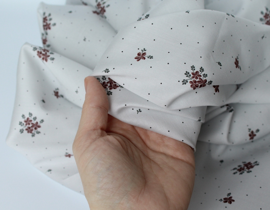 Coton satiné motif Beth exclusif Batikou fond pois gris x1m