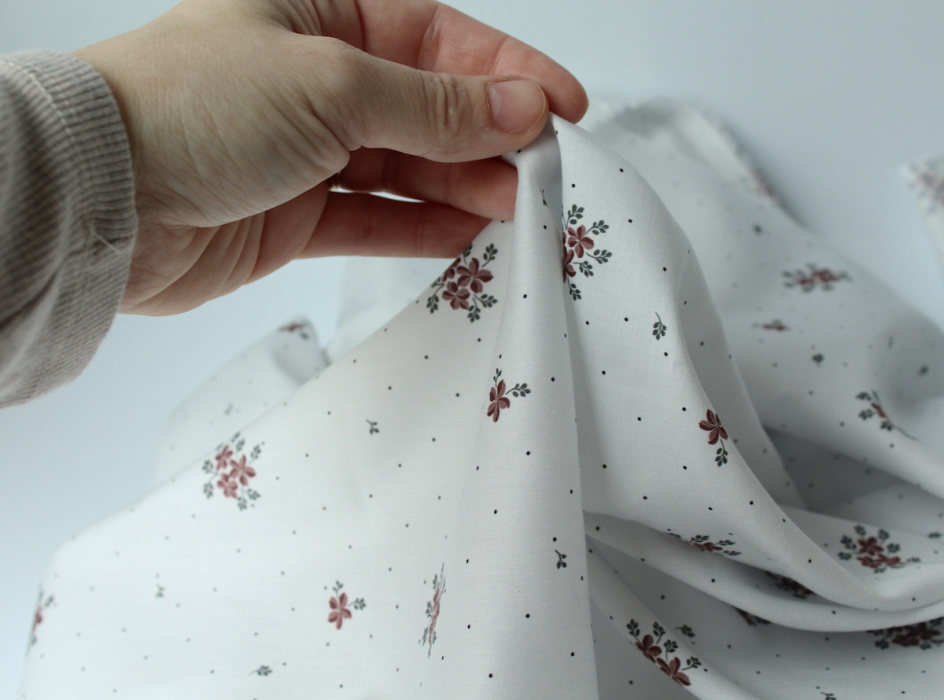 Coton satiné motif Beth exclusif Batikou fond pois gris x1m