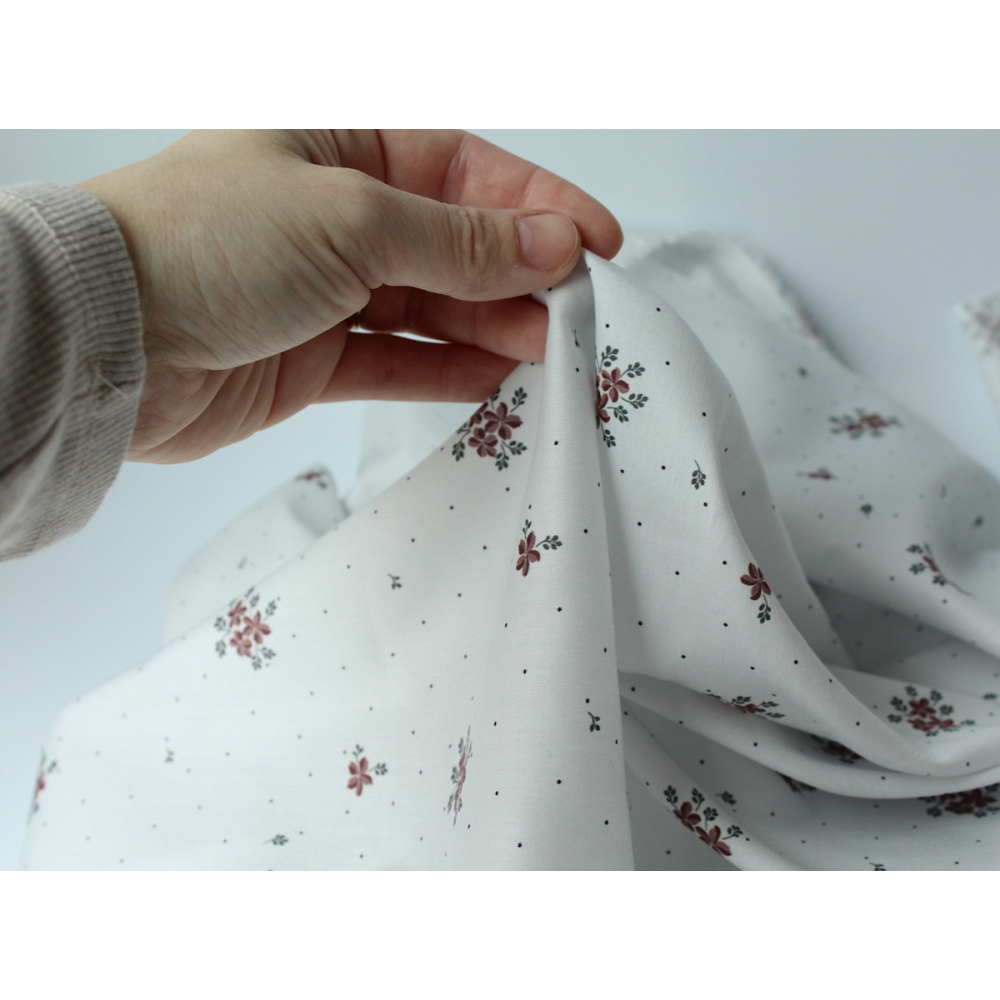 Coton satiné motif Beth exclusif Batikou fond pois gris x1m