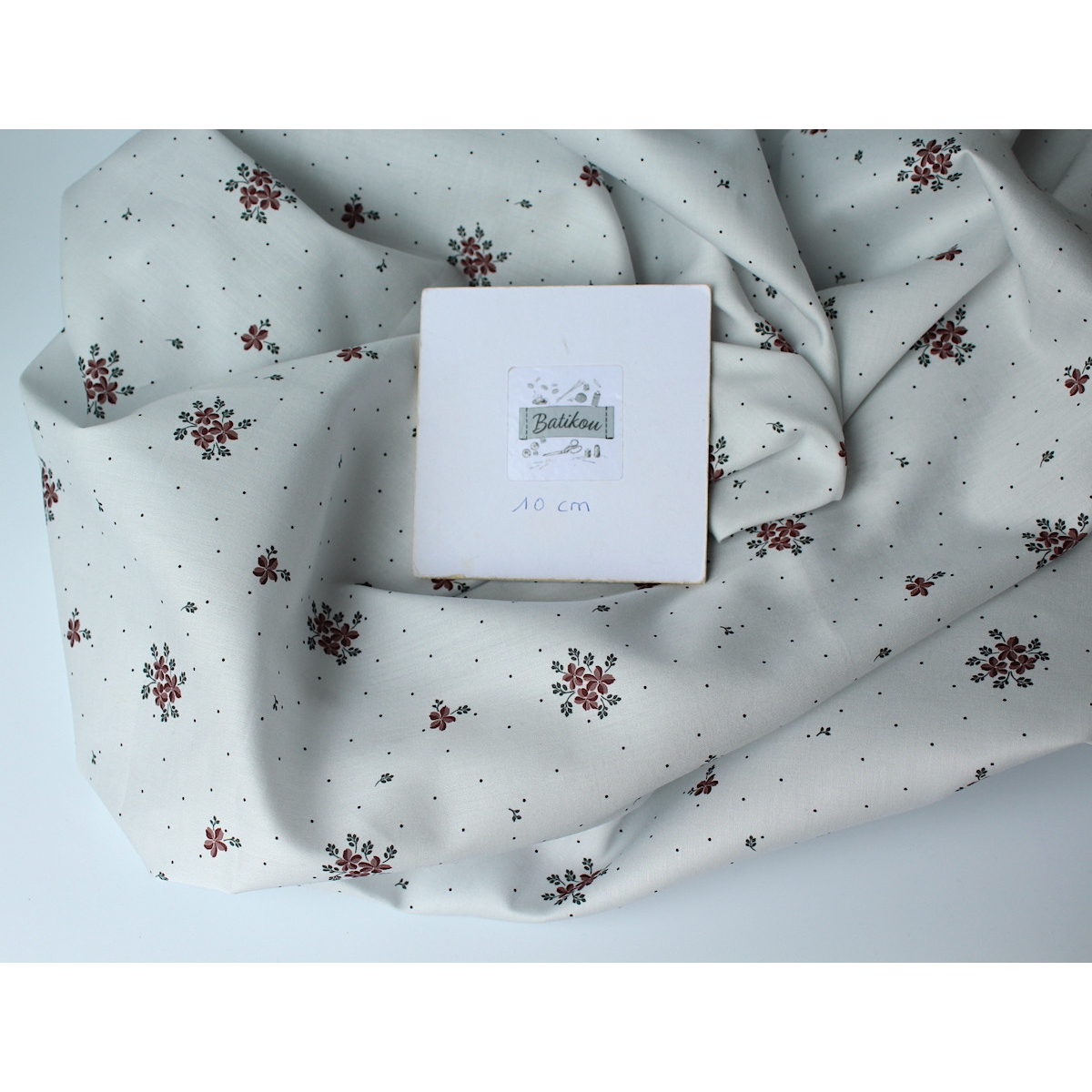 Coton satiné motif Beth exclusif Batikou fond pois gris x1m Coton satiné motif Beth exclusif Batikou fond pois gris x1m