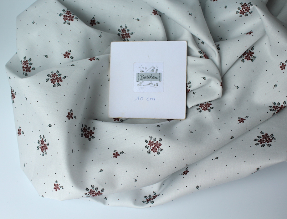 Coton satiné motif Beth exclusif Batikou fond pois gris x1m