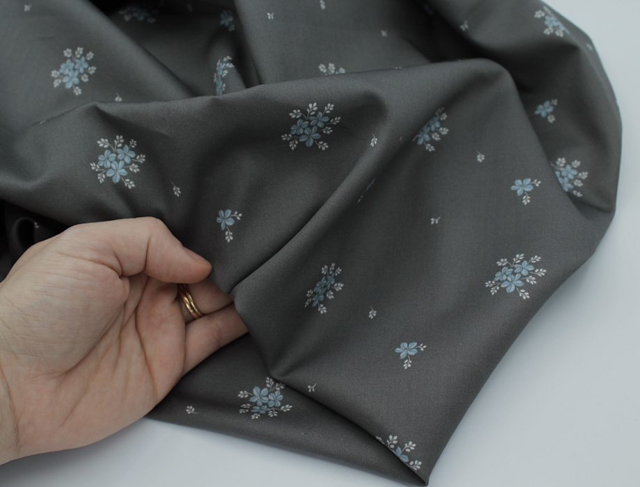 Coton satiné motif Beth exclusif Batikou fond uni gris étain x1m