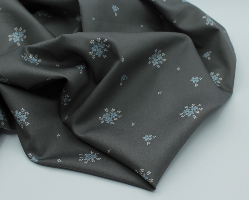 Coton satiné motif Beth exclusif Batikou fond uni gris étain x1m