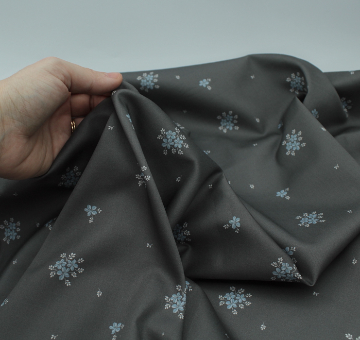 Coton satiné motif Beth exclusif Batikou fond uni gris étain x1m