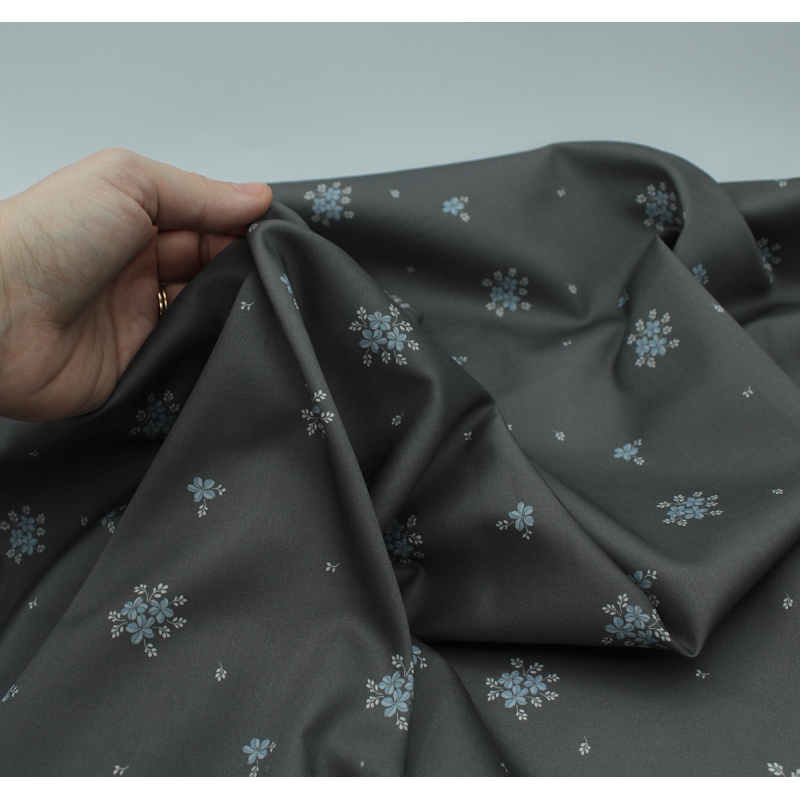 Coton satiné motif Beth exclusif Batikou fond uni gris étain x1m