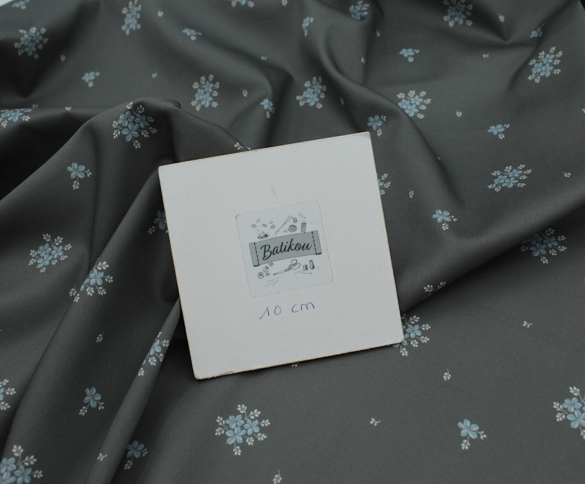 Coton satiné motif Beth exclusif Batikou fond uni gris étain x1m