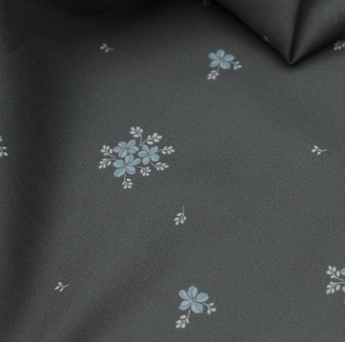 Coton satiné motif Beth exclusif Batikou fond uni gris étain x1m