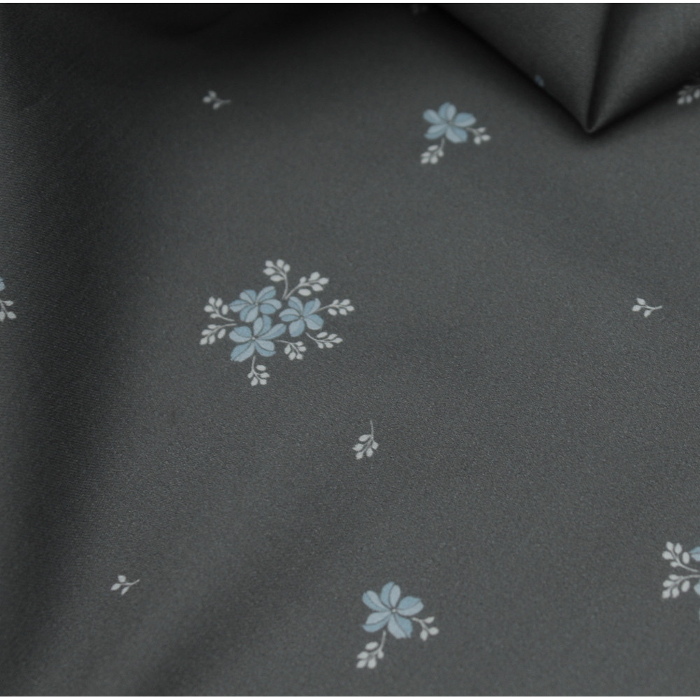 Coton satiné motif Beth exclusif Batikou fond uni gris étain x1m