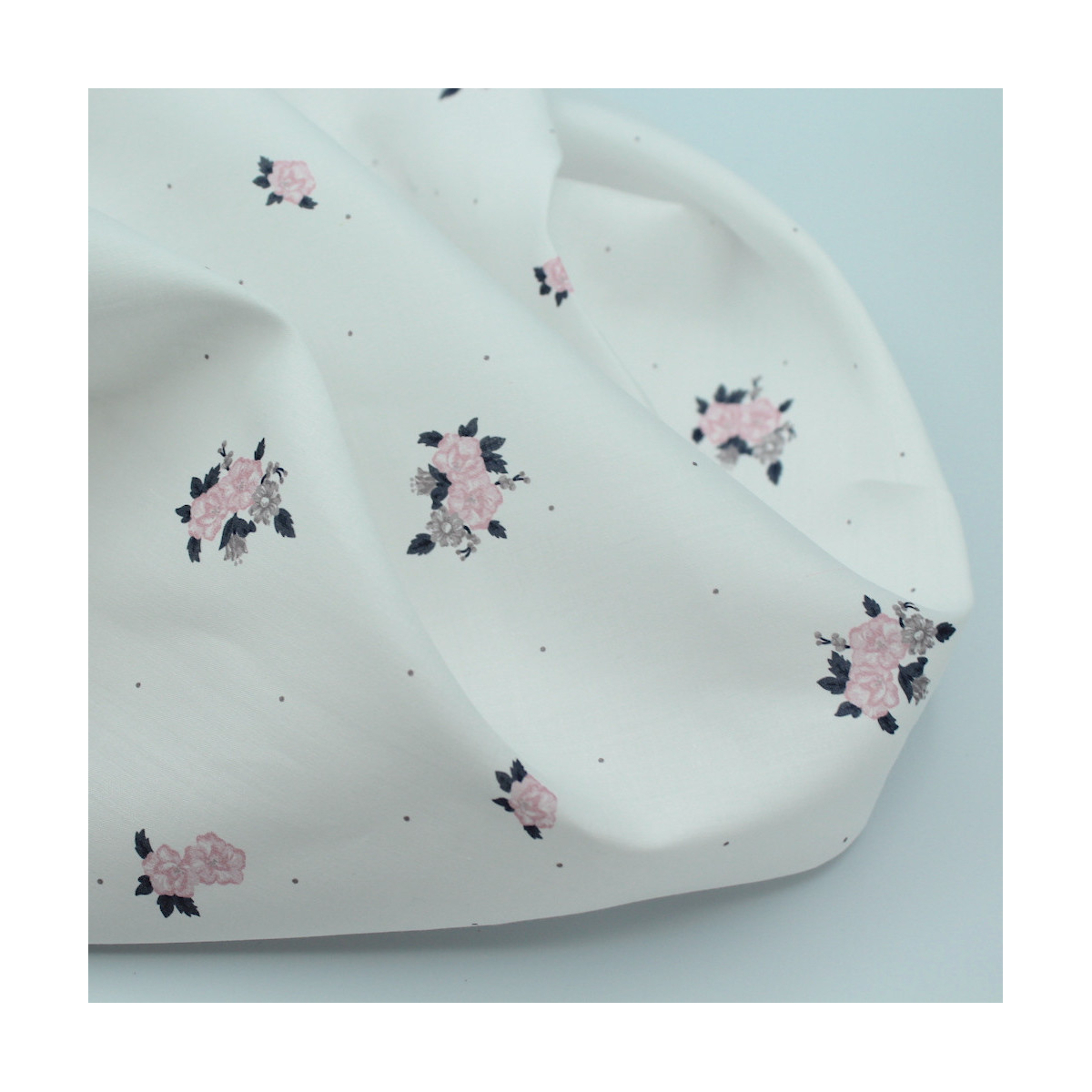 Coton satiné motif Hope exclusif Batikou fond blanc lait x1m Coton satiné motif Hope exclusif Batikou fond blanc lait x1m