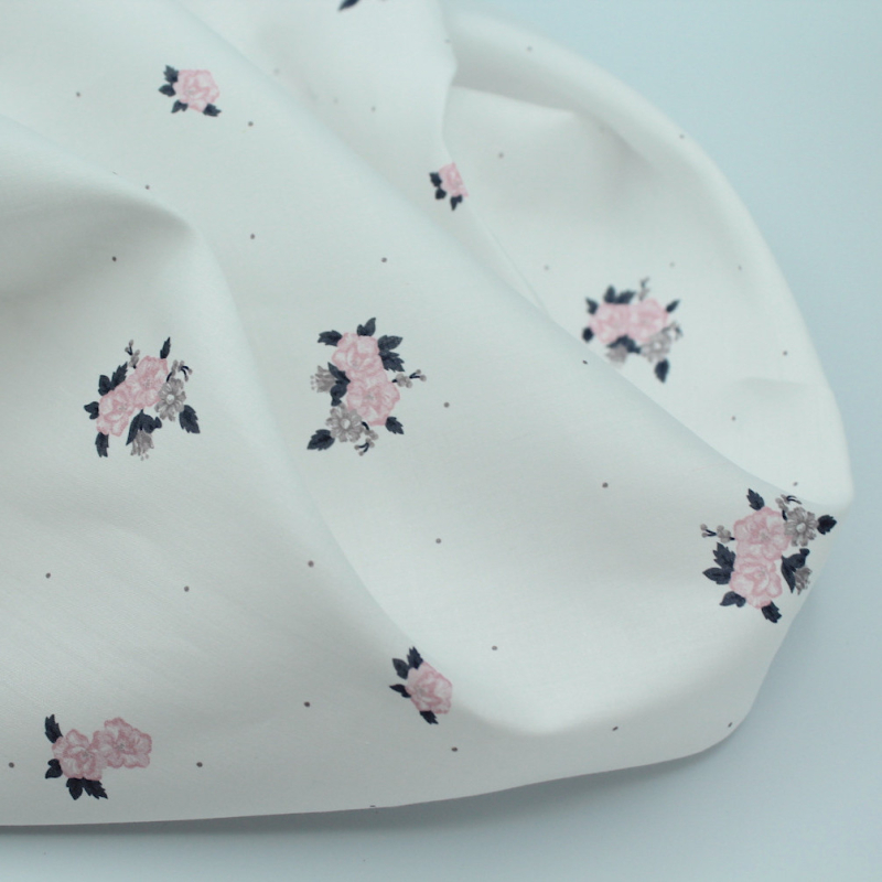 Coton satiné motif Hope exclusif Batikou fond blanc lait x1m