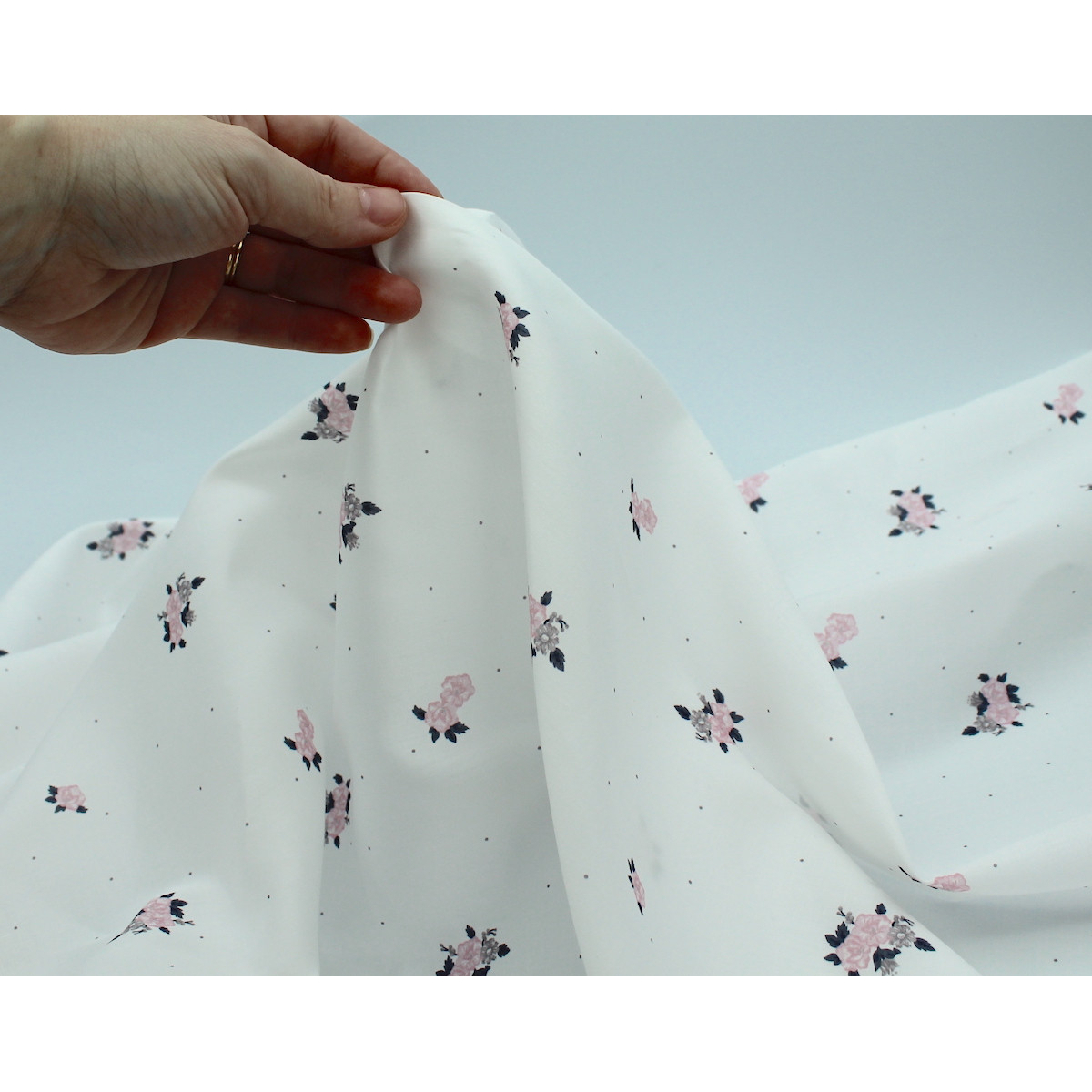 Coton satiné motif Hope exclusif Batikou fond blanc lait x1m Coton satiné motif Hope exclusif Batikou fond blanc lait x1m