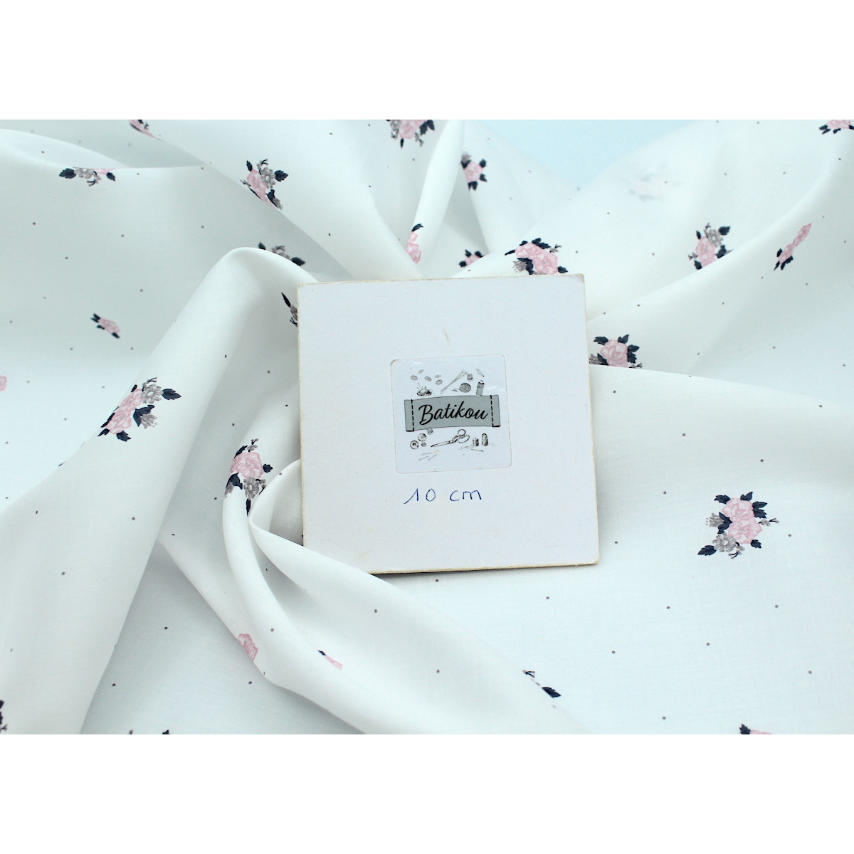 Coton satiné motif Hope exclusif Batikou fond blanc lait x1m Coton satiné motif Hope exclusif Batikou fond blanc lait x1m