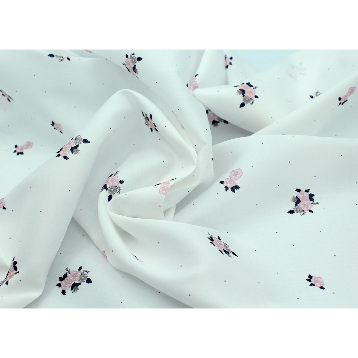 Coton satiné motif Hope exclusif Batikou fond blanc lait x1m Coton satiné motif Hope exclusif Batikou fond blanc lait x1m