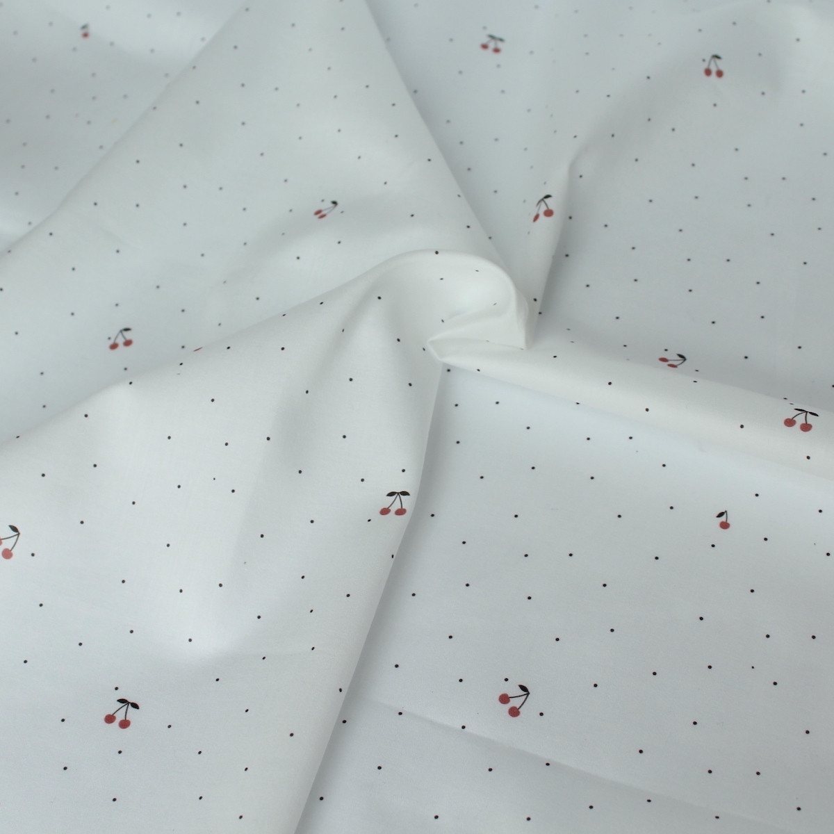 Coton satiné motif Cherries exclusif Batikou fond blanc lait x1m Coton satiné motif Cherries exclusif Batikou fond blanc lait x1m