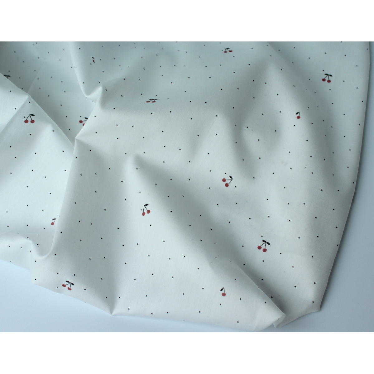 Coton satiné motif Cherries exclusif Batikou fond blanc lait x1m Coton satiné motif Cherries exclusif Batikou fond blanc lait x1m
