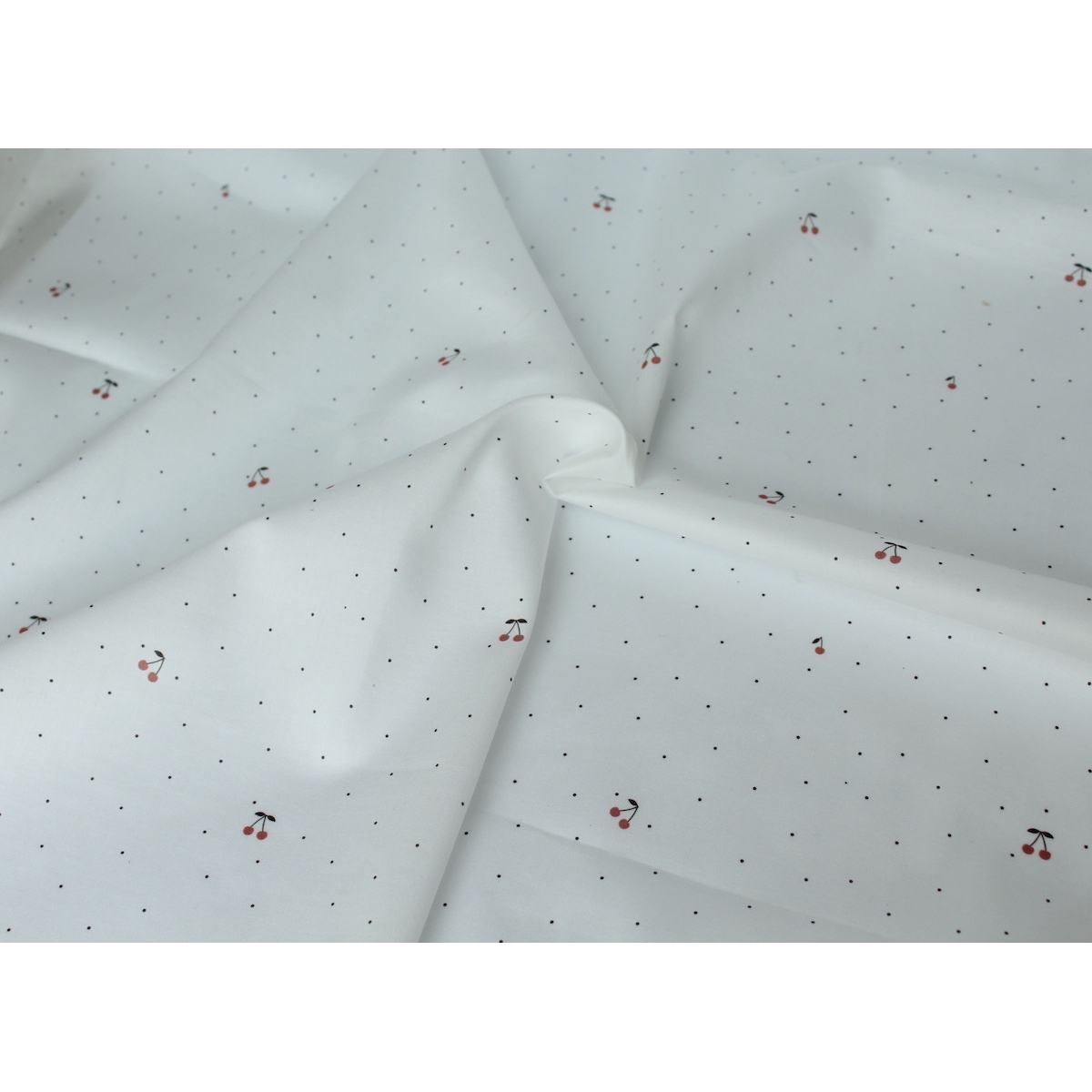 Coton satiné motif Cherries exclusif Batikou fond blanc lait x1m Coton satiné motif Cherries exclusif Batikou fond blanc lait x1m