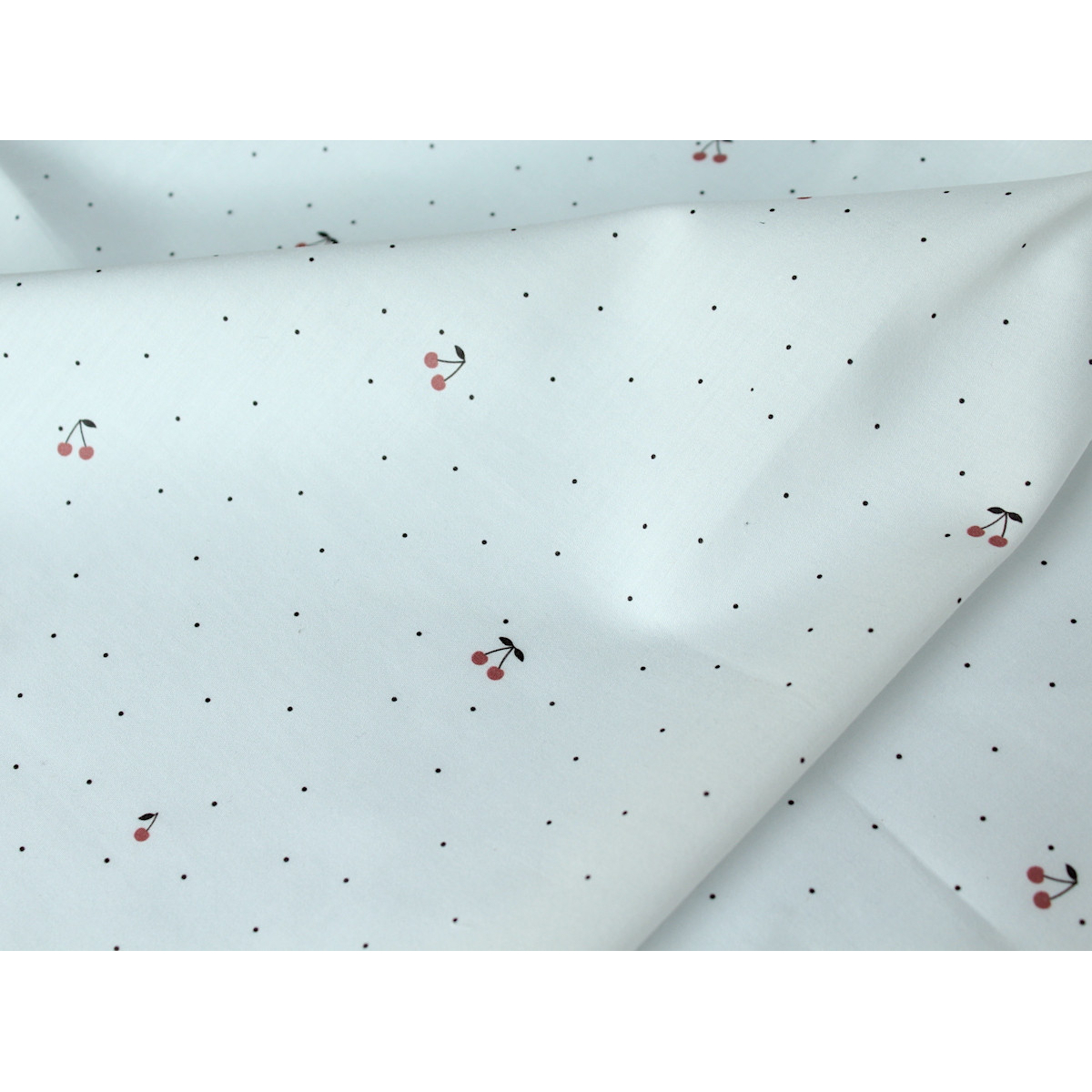 Coton satiné motif Cherries exclusif Batikou fond blanc lait x1m Coton satiné motif Cherries exclusif Batikou fond blanc lait x1m