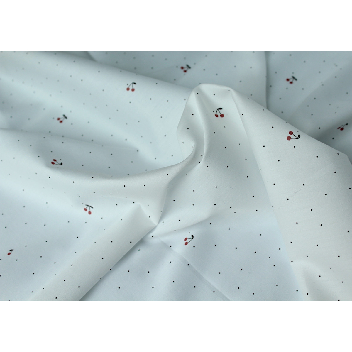 Coton satiné motif Cherries exclusif Batikou fond blanc lait x1m Coton satiné motif Cherries exclusif Batikou fond blanc lait x1m