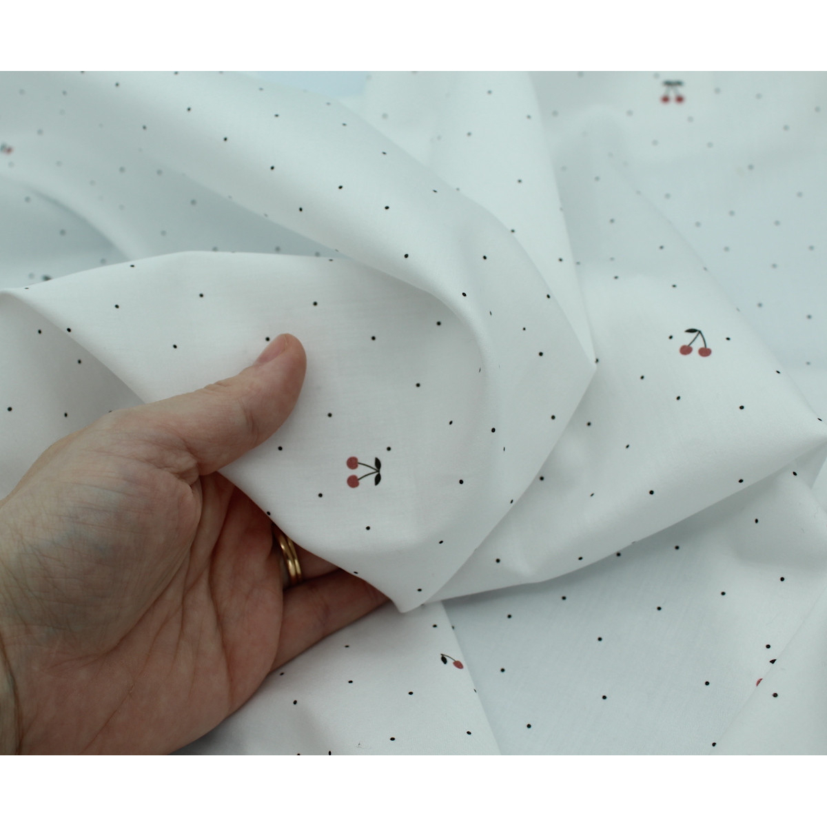 Coton satiné motif Cherries exclusif Batikou fond blanc lait x1m Coton satiné motif Cherries exclusif Batikou fond blanc lait x1m