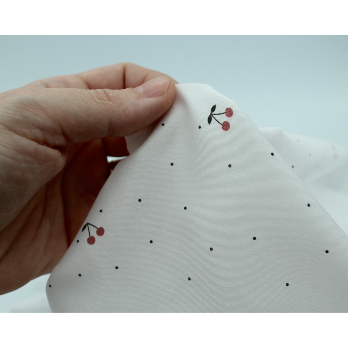 Coton satiné motif Cherries exclusif Batikou fond blanc lait x1m Coton satiné motif Cherries exclusif Batikou fond blanc lait x1m