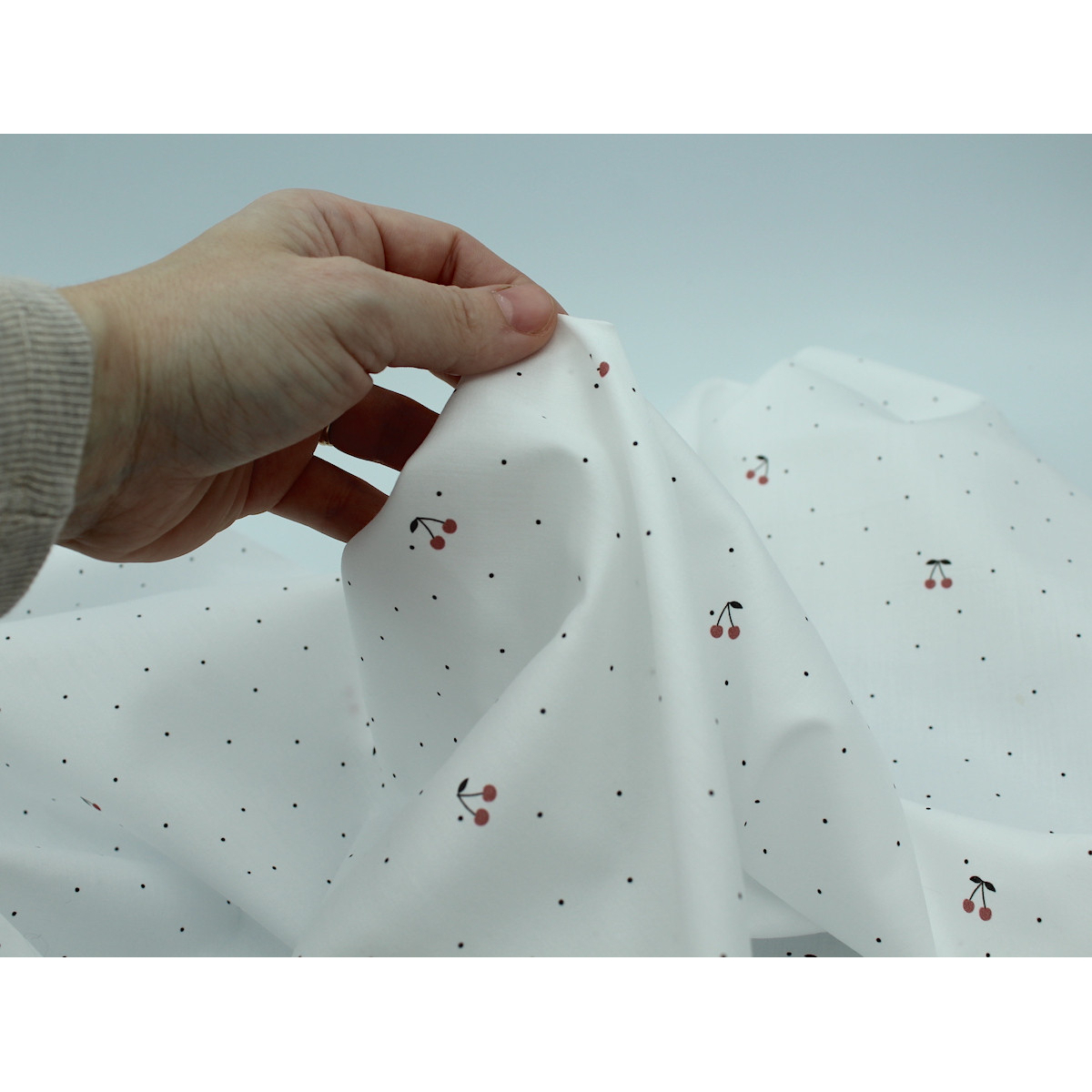 Coton satiné motif Cherries exclusif Batikou fond blanc lait x1m Coton satiné motif Cherries exclusif Batikou fond blanc lait x1m