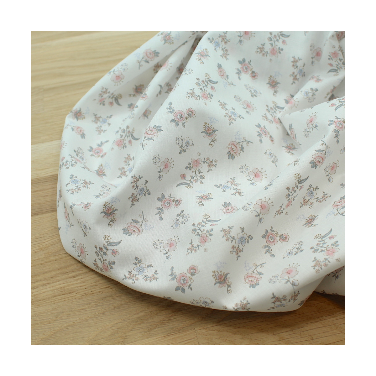 Emma - Batiste de coton BIO imprimé romantique exclusif Emma - Batiste de coton BIO imprimé romantique exclusif