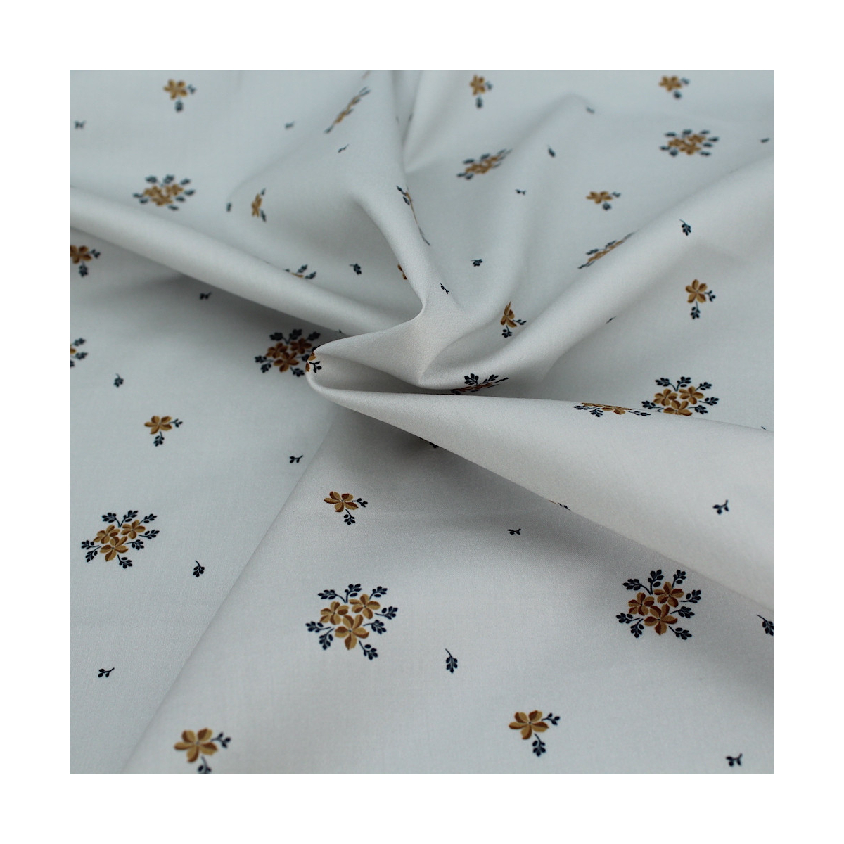 Coton satiné motif Beth exclusif Batikou fond uni gris perle x1m Coton satiné motif Beth exclusif Batikou fond uni gris perle x1m